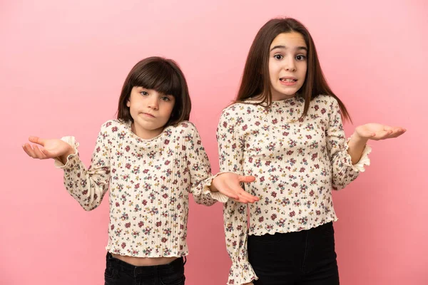 Hermanitas Niñas Aisladas Sobre Fondo Rosa Infelices Frustradas Con Algo — Foto de Stock