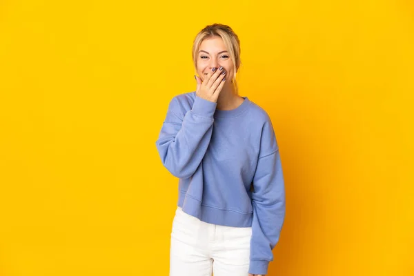 Mladá Ruská Žena Izolované Žlutém Pozadí Šťastný Usmívající Pokrývající Ústa — Stock fotografie