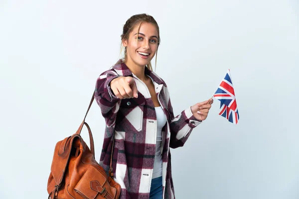 年轻女子举着一面英国国旗 背景是白色的 脸上带着幸福的表情 — 图库照片