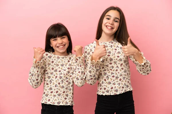 Hermanitas Niñas Aisladas Sobre Fondo Rosa Dando Gesto Pulgares Hacia —  Fotos de Stock