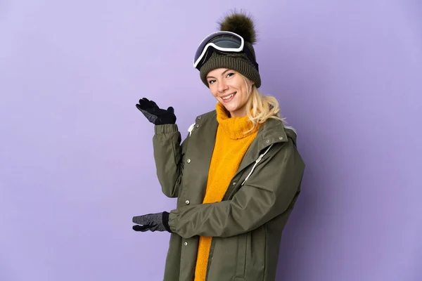 Lyžař Ruská Dívka Snowboardingu Brýle Izolované Fialovém Pozadí Natahuje Ruce — Stock fotografie