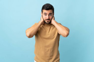 Sakallı, sakallı, sakallı, genç ve yakışıklı bir adam.