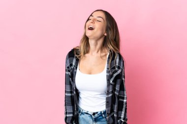 Genç Romen kadın pembe arka planda yalnız gülüyor