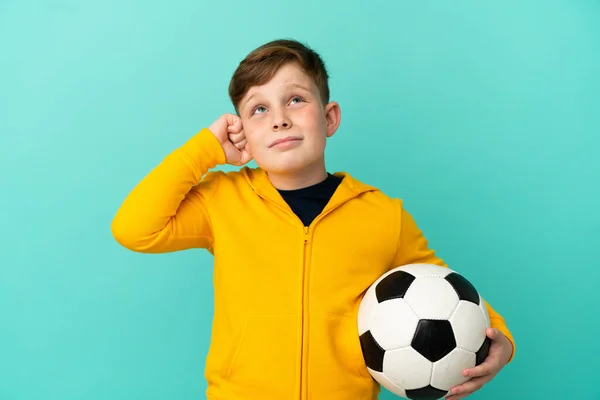 Roodharige Kind Spelen Voetbal Geïsoleerd Blauwe Achtergrond Gefrustreerd Het Bedekken — Stockfoto