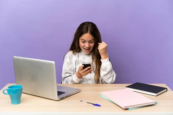 Menina Estudante Local Trabalho Com Laptop Isolado Fundo Roxo Surpreendido — Fotografia de Stock