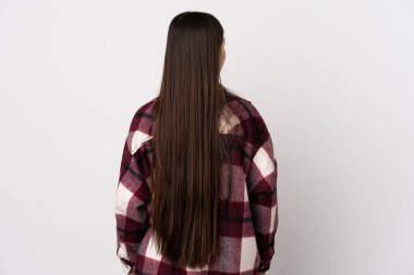 Genç Çinli kız izole edilmiş beyaz arka planda ve yan tarafa bakıyor.