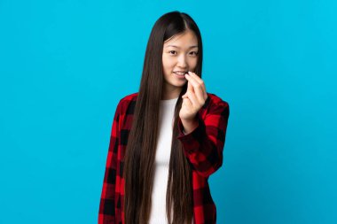 Soyutlanmış mavi geçmişi olan genç bir Çinli kız para hareketi yapıyor.