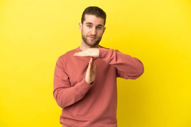 Sarışın yakışıklı adam izole edilmiş sarı arka planda.