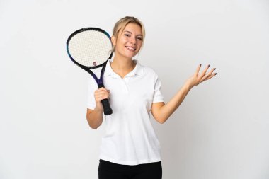 Beyaz arka planda izole edilmiş genç Rus tenisçi, davet edilmek için ellerini yana uzatıyor.