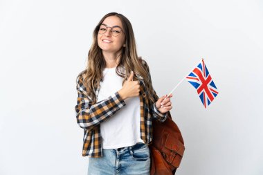 Elinde beyaz arka planda izole edilmiş bir Birleşik Krallık bayrağı tutan genç Romen kadını iyi niyet gösterisi yapıyor