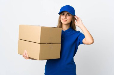 Tecrit edilmiş beyaz bir geçmişi olan genç teslimatçı kadın.