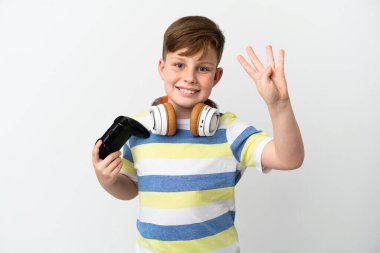 Beyaz arka planda izole edilmiş oyun sahası tutan kızıl saçlı çocuk mutlu ve parmaklarıyla dört tane sayıyor.