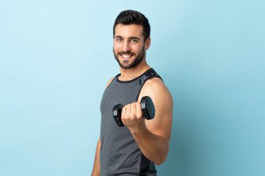 Sakallı genç sporcu halter kaldırırken çok gülümsüyor.