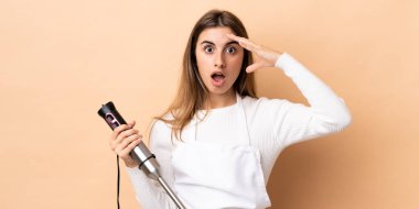 El blenderi kullanan kadın bir şey fark etti ve çözümü arıyor.