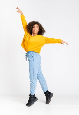 Genç Afrikalı Amerikalı kadın izole beyaz arka planda dans ediyor.