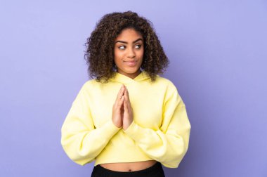 Genç Afrikalı Amerikalı kadın arka planda bir şeyler planlıyor.