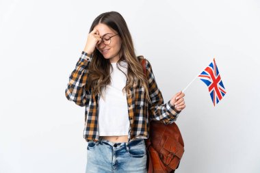 Beyaz arka planda izole edilmiş bir Birleşik Krallık bayrağı taşıyan genç Romen kadını gülüyor