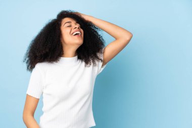 Genç Afro-Amerikalı kadın izole bir hayat sürüp gülümsüyor.