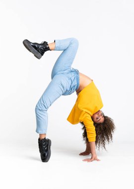 Genç Afrikalı Amerikalı kadın izole beyaz arka planda dans ediyor.