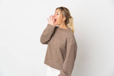 Beyaz arka planda izole edilmiş genç bir Rus kadın ağzı sonuna kadar açık bağırıyor.