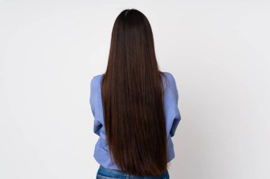 Arka planda izole edilmiş genç Asyalı kadın.