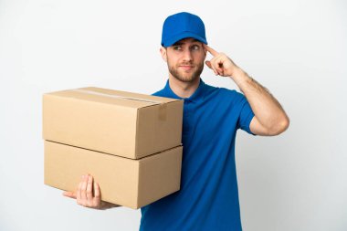 Kargocu beyaz arka planda kuşkuları ve düşünceleri var.