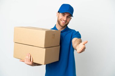 Teslimatçı beyaz arka planda iyi bir anlaşma için el sıkışıyor.