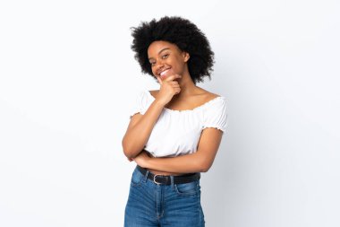 Genç Afrikalı Amerikalı kadın beyaz arka planda izole edilmiş mutlu ve gülümsüyor.