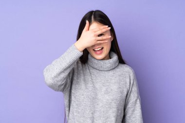 Asyalı genç bir kadın soyutlanmış bir geçmişi var. Gözleri kapalı ve gülümsüyor.