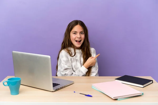 Menina Estudante Local Trabalho Com Laptop Isolado Fundo Roxo Surpreendido — Fotografia de Stock