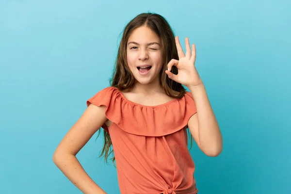 小さなCaucasian女の子絶縁上の青の背景ショーOk Signとともに指 — ストック写真