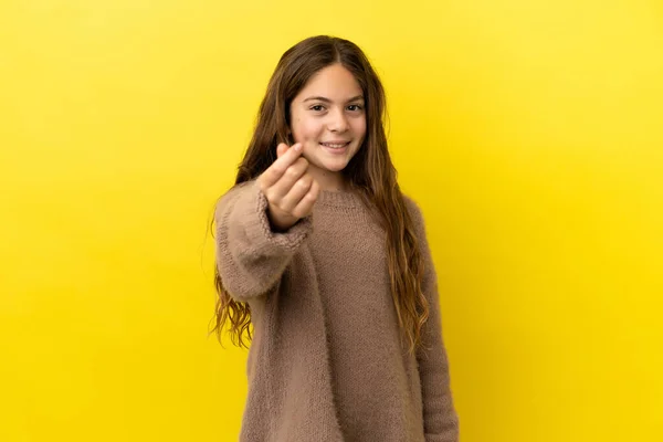 Pouco Caucasiano Menina Isolado Fundo Amarelo Fazendo Dinheiro Gesto — Fotografia de Stock