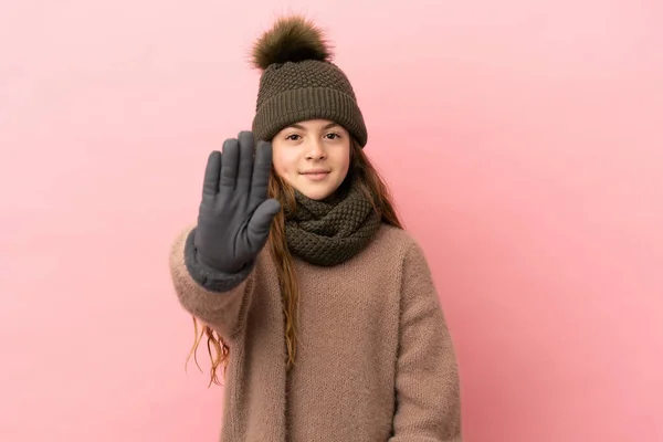 Κοριτσάκι Χειμερινό Καπέλο Απομονωμένο Ροζ Φόντο Κάνοντας Χειρονομία Stop — Φωτογραφία Αρχείου