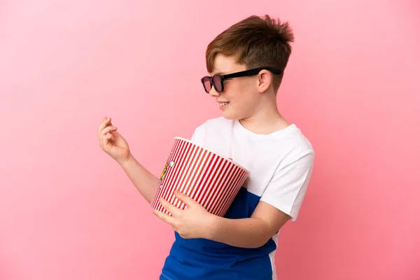 Petit Garçon Rousse Isolé Sur Fond Rose Avec Des Lunettes — Photo