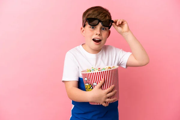 Μικρό Κοκκινομάλλικο Αγόρι Απομονωμένο Ροζ Φόντο Έκπληκτος Γυαλιά Και Κρατώντας — Φωτογραφία Αρχείου
