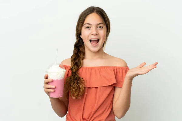 Liten Kaukasisk Flicka Med Jordgubbsmjölkshake Isolerad Vit Bakgrund Med Chockad — Stockfoto