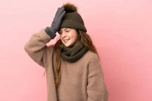 Menina Com Chapéu Inverno Isolado Fundo Rosa Percebeu Algo Pretendendo — Fotografia de Stock