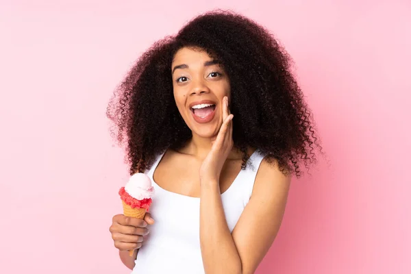 Молодая Африканская Американка Держит Корнет Мороженое Изолированы Розовом Фоне Кричать — стоковое фото