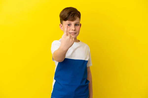 Liten Rödhårig Pojke Isolerad Gul Bakgrund Gör Kommande Gest — Stockfoto