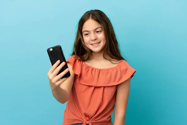 Piccola Ragazza Caucasica Isolata Sfondo Blu Facendo Selfie — Foto Stock