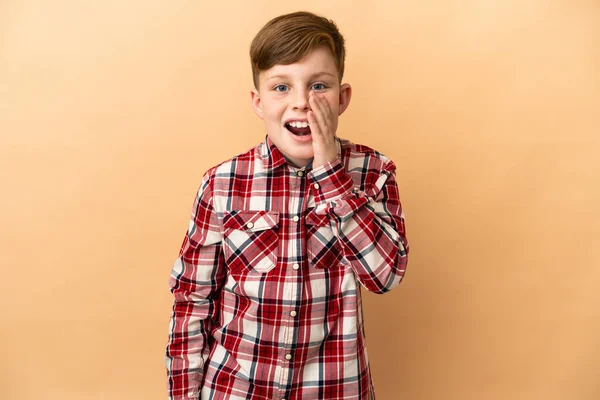 Kleine Roodharige Jongen Geïsoleerd Beige Achtergrond Schreeuwen Met Mond Wijd — Stockfoto