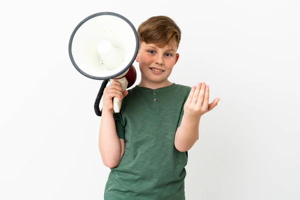 Pequeno Menino Ruivo Isolado Fundo Branco Segurando Megafone Convidando Para — Fotografia de Stock