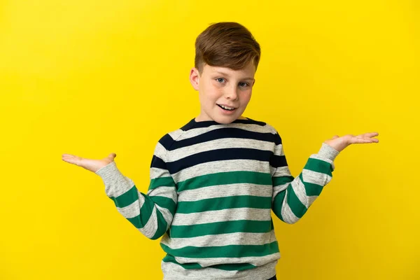 Μικρό Κοκκινομάλλικο Αγόρι Απομονωμένο Κίτρινο Φόντο Σοκαρισμένη Έκφραση Προσώπου — Φωτογραφία Αρχείου