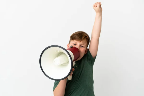 Mały Rudy Chłopiec Odizolowany Białym Tle Krzyczy Przez Megafon Coś — Zdjęcie stockowe