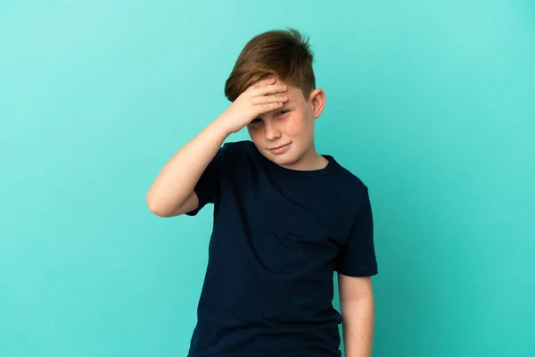 Liten Rödhårig Pojke Isolerad Blå Bakgrund Med Huvudvärk — Stockfoto