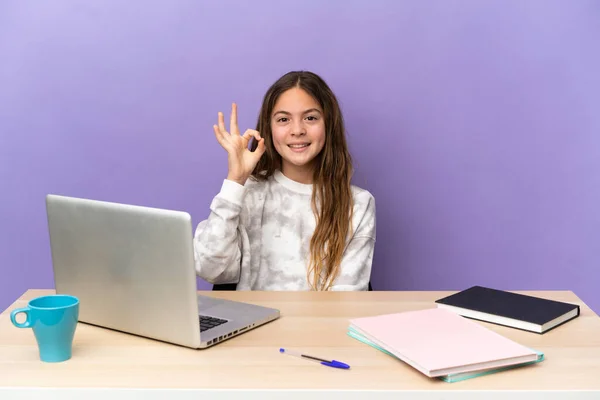 Menina Estudante Local Trabalho Com Laptop Isolado Fundo Roxo Mostrando — Fotografia de Stock