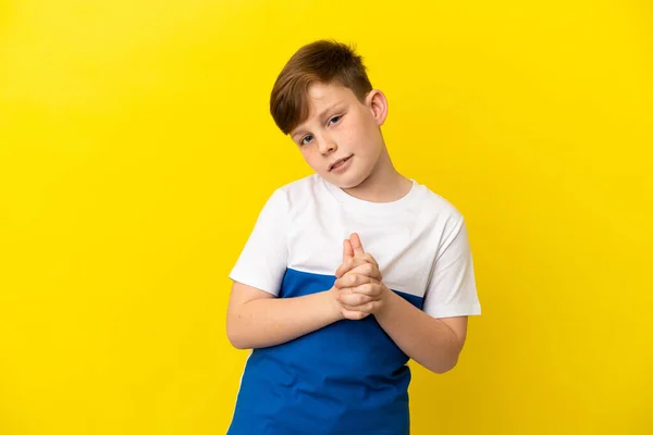 Pequeno Menino Ruivo Isolado Fundo Amarelo Rindo — Fotografia de Stock