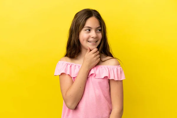 Menina Caucasiana Pouco Isolado Fundo Amarelo Olhando Para Lado Sorrindo — Fotografia de Stock