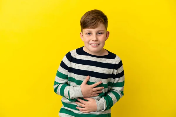 Ένα Μικρό Κοκκινομάλλικο Αγόρι Απομονωμένο Κίτρινο Φόντο Χαμογελώντας Πολύ — Φωτογραφία Αρχείου