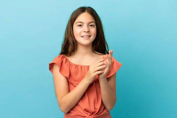Pequena Menina Caucasiana Isolado Fundo Azul Aplaudindo Após Apresentação Uma — Fotografia de Stock